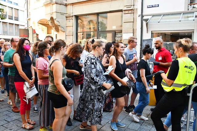 Bei den Einlasskontrollen (hier am Mar...r jeden Konzertbesucher entspannt zu.  | Foto: Barbara Ruda