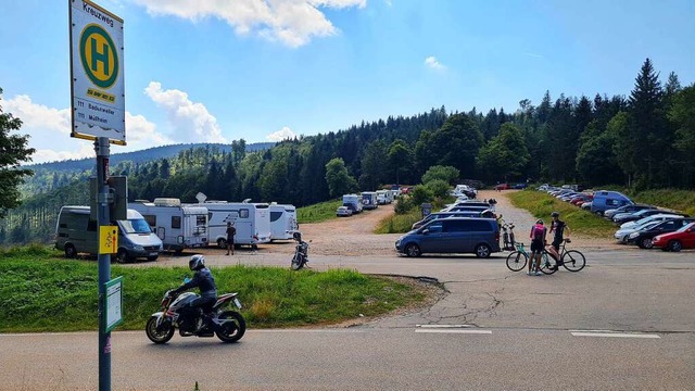 Am Kreuzweg parken immer wieder Wohnmobile fr mehrere Tage.  | Foto: Gerald Nill