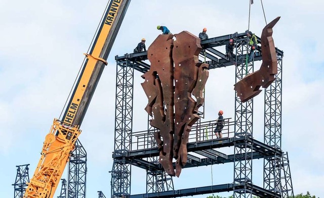 Arbeiter montieren den Wacken-Schdel,...erst zwischen den beiden Hauptbhnen.  | Foto: Markus Scholz (dpa)