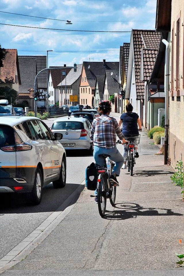 Radfahrende nutzen in Kndringen unerl...en Brgersteig fr die Ortsdurchfahrt.  | Foto: Markus Zimmermann