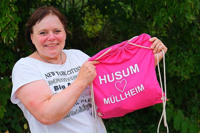 Petra Blume mit ihrem &#8222;Husum liebt Mllheim&#8220;-Beutel  | Foto: Martin Pfefferle