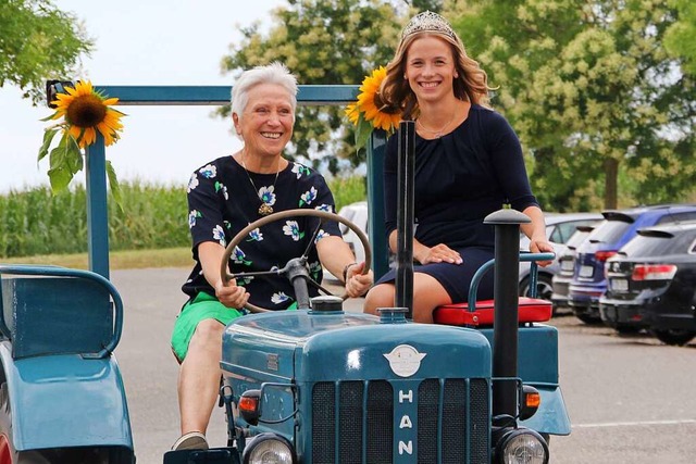 Zwei Badische Weinkniginnen fahren mi...immelsbach unterwegs zur Malteserhalle  | Foto: Sabine Model