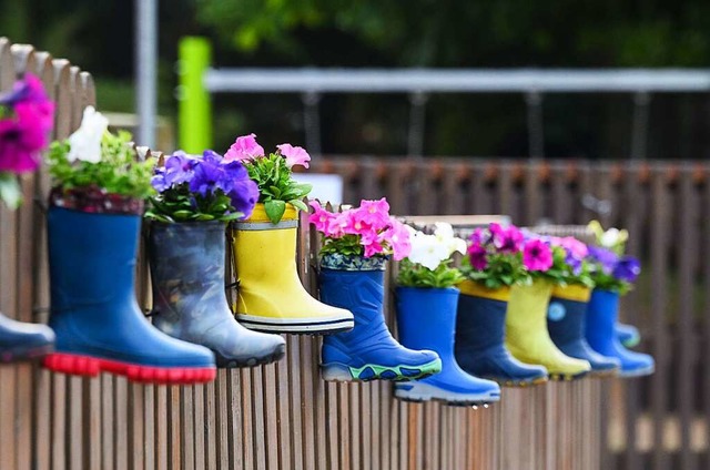 Kinder-Gummistiefel mit Blumen darin vor einer Kita (Symbolbild).  | Foto: Julian Stratenschulte (dpa)