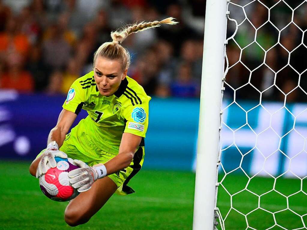 Merle Frohms (27 Jahre/32 Lnderspiele VfL Wolfsburg): Grazile wie groartige Torhterin.  Blieb bis zum Halbfinale ohne Gegentor, dann prallte gegen Frankreich (2:1) ein Ball gegen ihren Rcken und ins Tor. Machte nichts. Enorme Sprungkraft, stark auf der Linie, super im Eins-gegen-Eins. Sie wird niemand mehr, der groe Reden schwingt. Muss sie auch nicht. Zu Null spielen reicht. Vielleicht ja wieder im Finale. Wer hat denn in Wembley gegen England am 9. November 2019 gegen England einen Elfmeter gehalten? Deutschlands Nummer eins erinnert sich gut.