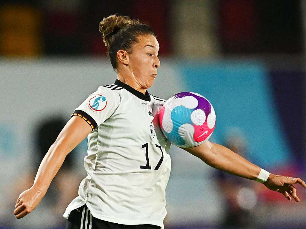 Felicitas Rauch (26/25/VfL Wolfsburg): Profitiert vom Aufschwung beim Doublesieger VfL Wolfsburg, wo sie sich als starke Stammkraft in der Viererkette etablierte. Co-Trainerin Britta Carlson, eine ehemalige Wolfsburgerin, hlt viel von ihr. Inzwischen ist auch die Bundestrainerin Martina Voss-Tecklenburg berzeugt. Eine von vielen, die studiert: Erst Wirtschaftspsychologie, nun Innovation und Zukunftsforschung.