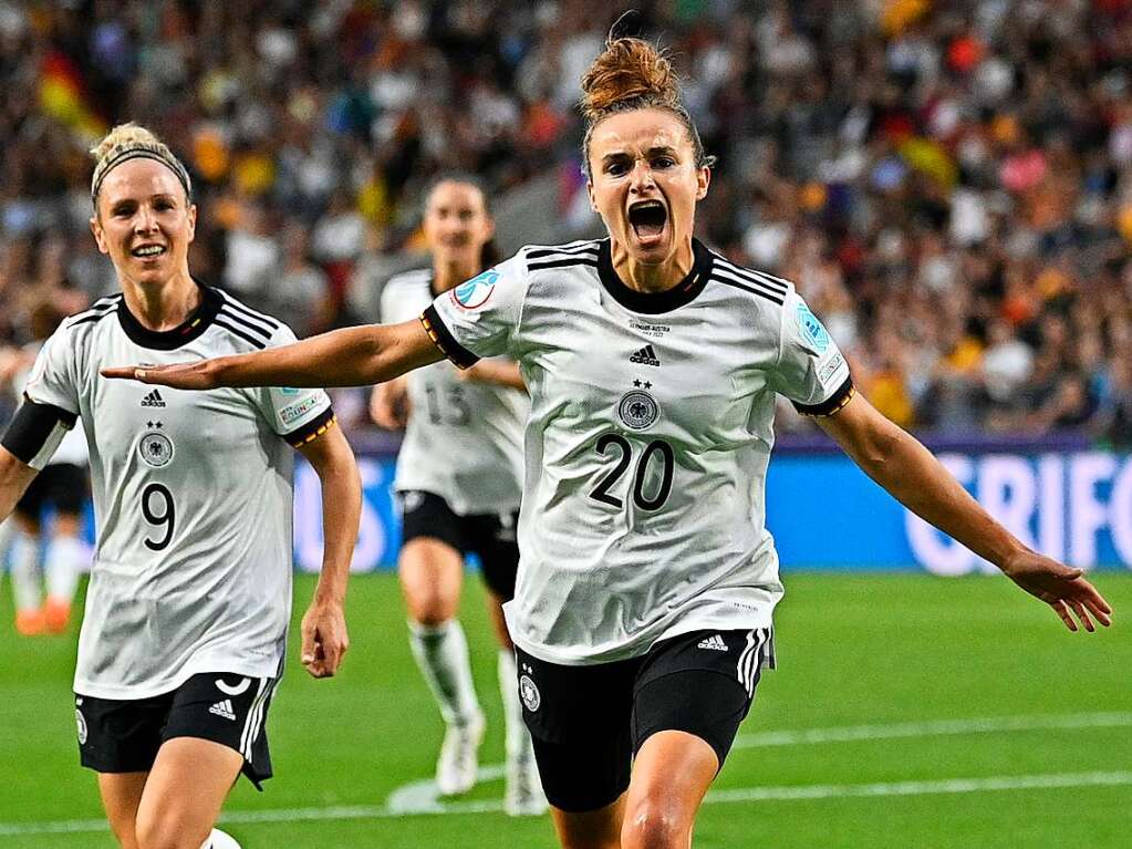 Lina Magull: (27/64/ Bayern Mnchen): Schoss erst gegen Dnemark (4:0), dann gegen sterreich (2:0) das wichtige 1:0. Viel entschlossener als bei der WM 2019. Schade, dass bei ihr zwischenzeitlich der Muskel zu sehr schmerzte. Sagte zwischendrin in einer Medienrunde, dass sie besagtes Krperteil einfach nicht mehr fragen werde, wie es ihm gehe. Danach lief es wieder. Hat die Haare immer mit einem Knoten hochgesteckt. Laura Freigang lstert gerne drber – sie lacht dann verlegen. Kennt vielleicht wirklich nur eine Frisur.