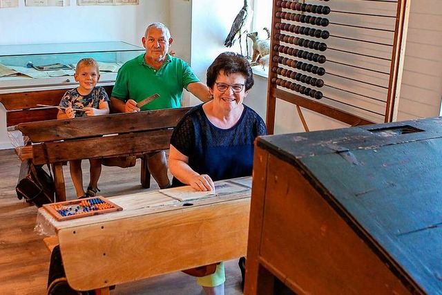 Annette Hornecker  und Rolf Hempel mit...r Schule im Dorfmuseum Platz genommen.  | Foto: Daniel Hengst