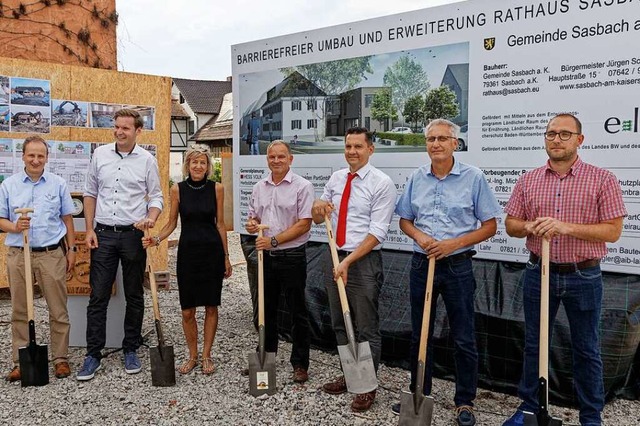 Symbolisches Gruppenbild mit Spaten zu...s-Erweiterung am Donnerstag in Sasbach  | Foto: Martin Wendel