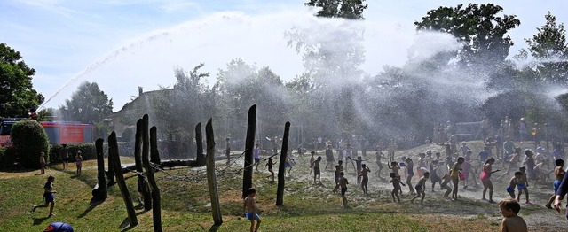 Highlight des Erffnungsveranstaltung war der spritzige Einsatz der Feuerwehr.  | Foto: Hans-Peter Mller