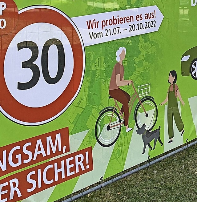 Radeln auf dem Zebrastreifen? Ausschni...em Tempo-30-Plakat der Stadtverwaltung  | Foto: Helmut Seller
