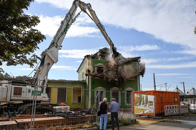 Bagger beit zu: In wenigen Tagen wird... so gut wie nichts mehr zu sehen sein.  | Foto: Volker Mnch