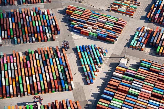 Containerterminal am Hamburger Hafen. ...m florierenden Welthandel profitiert.   | Foto: Daniel Reinhardt (dpa)