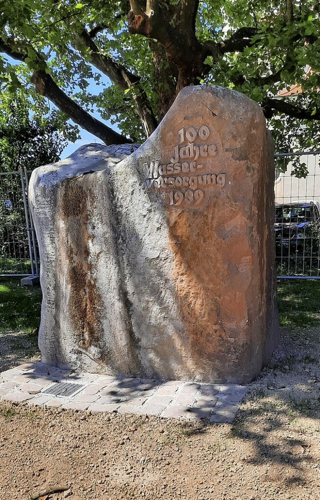 Der Erinnerungsbrunnen  &#8222;100 Jah...ten Standortes in der Friedhofsstrae.  | Foto: Ekkehard Klem