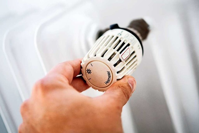 Die Zimmertemperatur etwas abzusenken hilft,  Energie zu sparen.  | Foto: Hauke-Christian Dittrich (dpa)