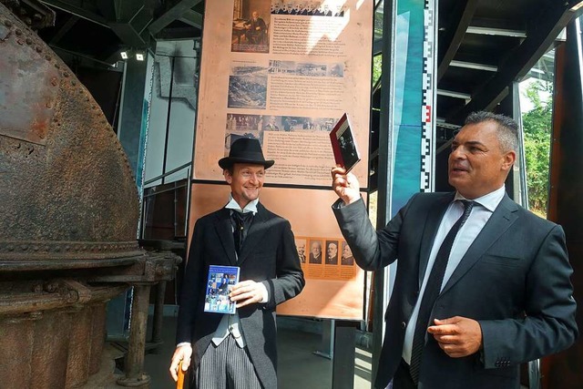 Andreas Mossner (rechts), ein Nachfahr...lle des Emil Rathenau Fhrungen macht.  | Foto: Roswitha Frey