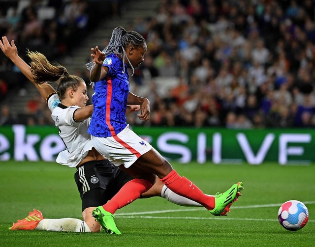 Lena Oberdorf (links), hier  gegen die...dem deutschen Spiel eine robuste Note.  | Foto: FRANCK FIFE (AFP)