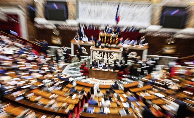 Die erste Sitzung der neugewhlten Nat... geht es nun lebhaft und rpelhaft zu.  | Foto: IMAGO/Adrien Fillon