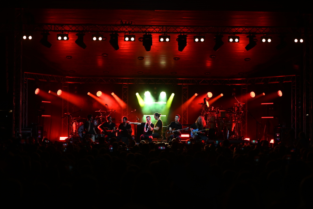 Besser geht's nicht: Nico Santos und seine hervorragende Band rockten bei perfektem Wetter ber 3200 Besucher beim Open Air im Bad Krozinger Kurpark. Der Jubel der berwiegend weiblichen Fans war vllig zurecht berschwnglich.