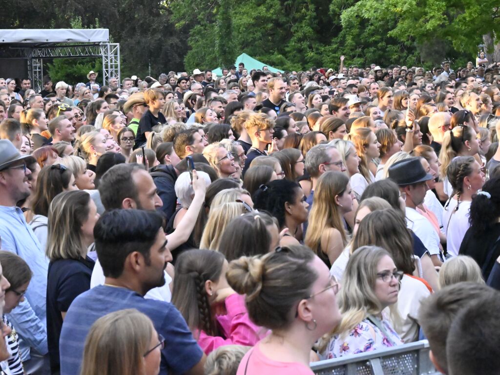 Besser geht's nicht: Nico Santos und seine hervorragende Band rockten bei perfektem Wetter ber 3200 Besucher beim Open Air im Bad Krozinger Kurpark. Der Jubel der berwiegend weiblichen Fans war vllig zurecht berschwnglich.