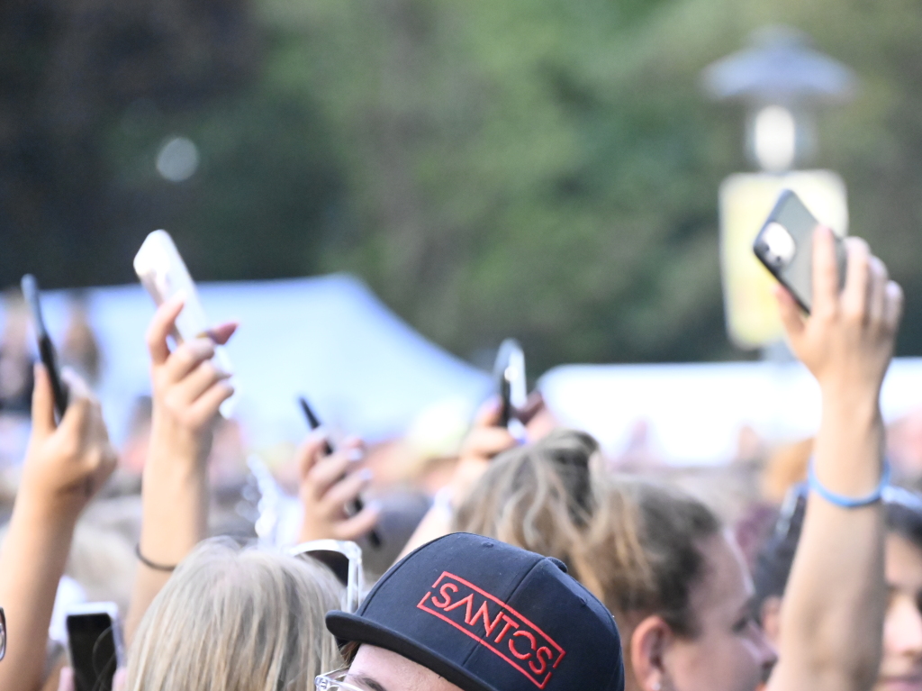 Besser geht's nicht: Nico Santos und seine hervorragende Band rockten bei perfektem Wetter ber 3200 Besucher beim Open Air im Bad Krozinger Kurpark. Der Jubel der berwiegend weiblichen Fans war vllig zurecht berschwnglich.