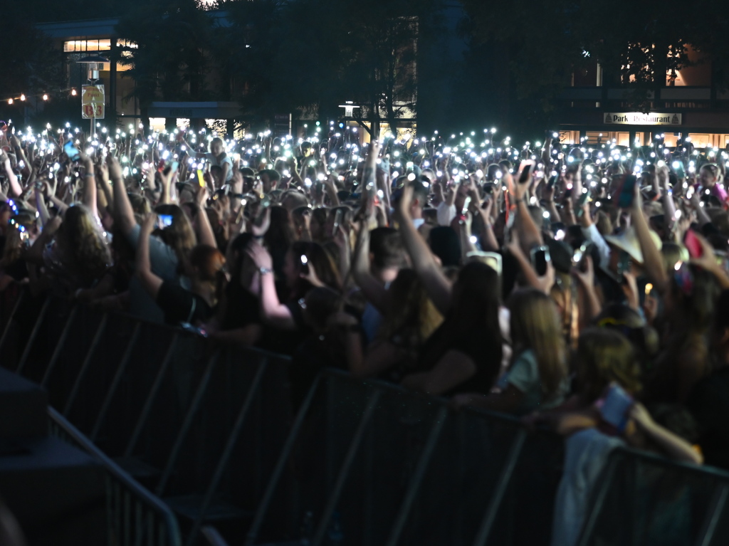 Besser geht's nicht: Nico Santos und seine hervorragende Band rockten bei perfektem Wetter ber 3200 Besucher beim Open Air im Bad Krozinger Kurpark. Der Jubel der berwiegend weiblichen Fans war vllig zurecht berschwnglich.