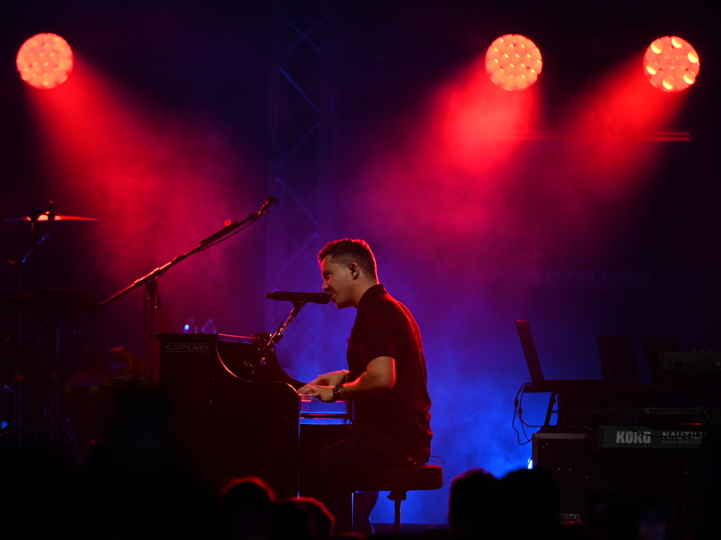 Besser geht's nicht: Nico Santos und seine hervorragende Band rockten bei perfektem Wetter ber 3200 Besucher beim Open Air im Bad Krozinger Kurpark. Der Jubel der berwiegend weiblichen Fans war vllig zurecht berschwnglich.