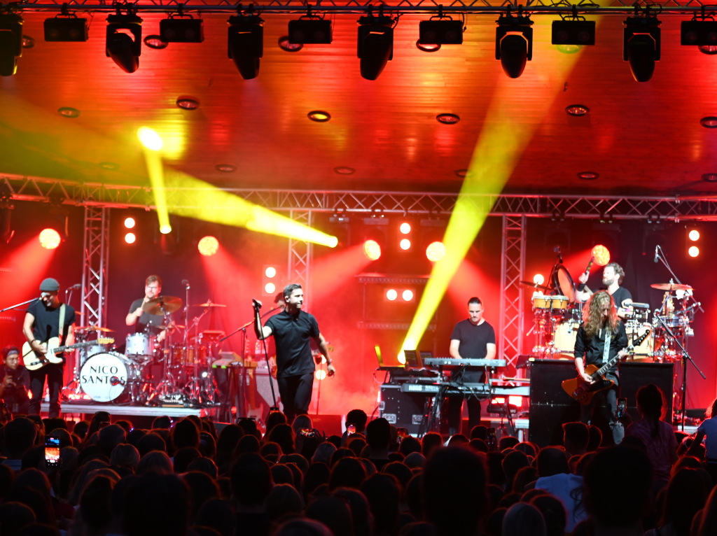 Besser geht's nicht: Nico Santos und seine hervorragende Band rockten bei perfektem Wetter ber 3200 Besucher beim Open Air im Bad Krozinger Kurpark. Der Jubel der berwiegend weiblichen Fans war vllig zurecht berschwnglich.