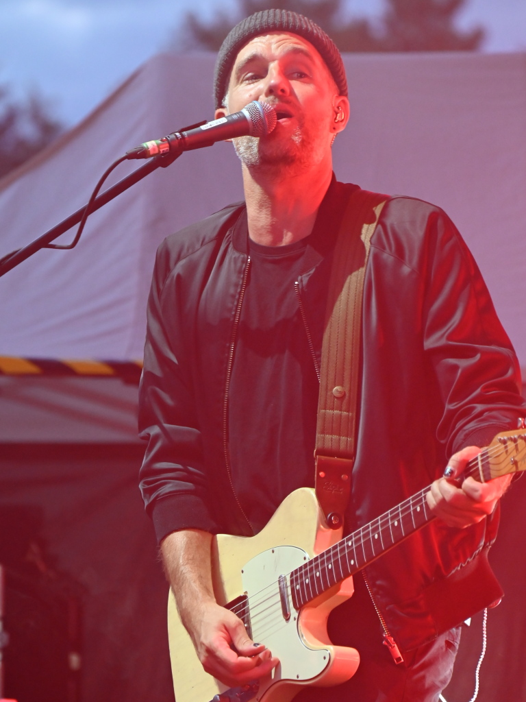 Besser geht's nicht: Nico Santos und seine hervorragende Band rockten bei perfektem Wetter ber 3200 Besucher beim Open Air im Bad Krozinger Kurpark. Der Jubel der berwiegend weiblichen Fans war vllig zurecht berschwnglich.