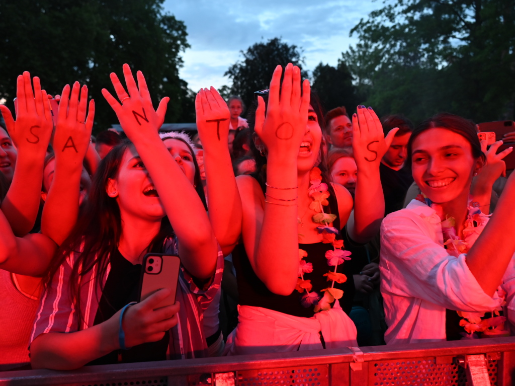 Besser geht's nicht: Nico Santos und seine hervorragende Band rockten bei perfektem Wetter ber 3200 Besucher beim Open Air im Bad Krozinger Kurpark. Der Jubel der berwiegend weiblichen Fans war vllig zurecht berschwnglich.