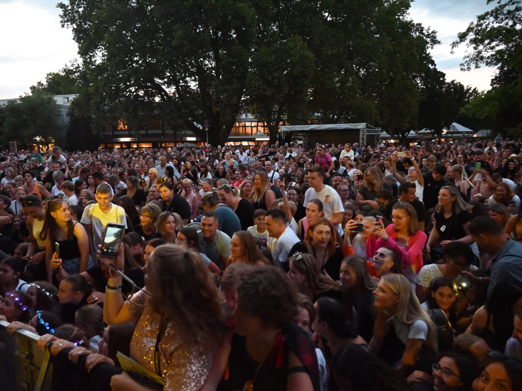 Besser geht's nicht: Nico Santos und seine hervorragende Band rockten bei perfektem Wetter ber 3200 Besucher beim Open Air im Bad Krozinger Kurpark. Der Jubel der berwiegend weiblichen Fans war vllig zurecht berschwnglich.