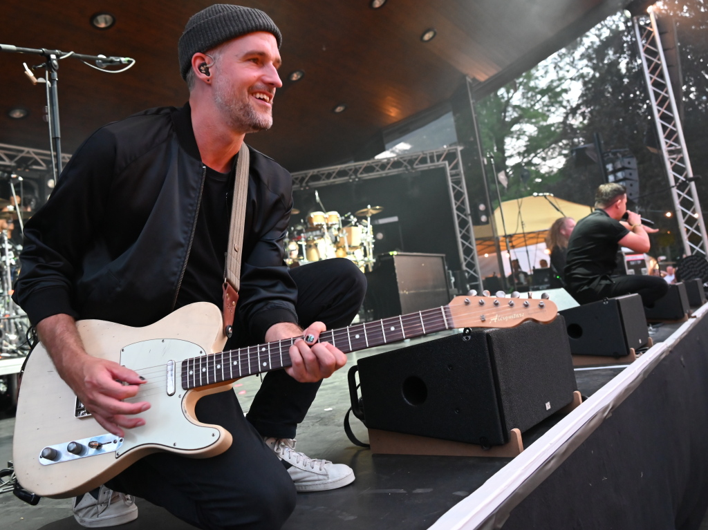 Besser geht's nicht: Nico Santos und seine hervorragende Band rockten bei perfektem Wetter ber 3200 Besucher beim Open Air im Bad Krozinger Kurpark. Der Jubel der berwiegend weiblichen Fans war vllig zurecht berschwnglich.