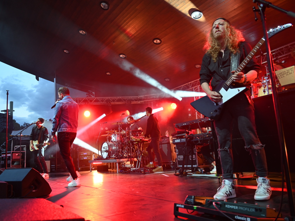 Besser geht's nicht: Nico Santos und seine hervorragende Band rockten bei perfektem Wetter ber 3200 Besucher beim Open Air im Bad Krozinger Kurpark. Der Jubel der berwiegend weiblichen Fans war vllig zurecht berschwnglich.