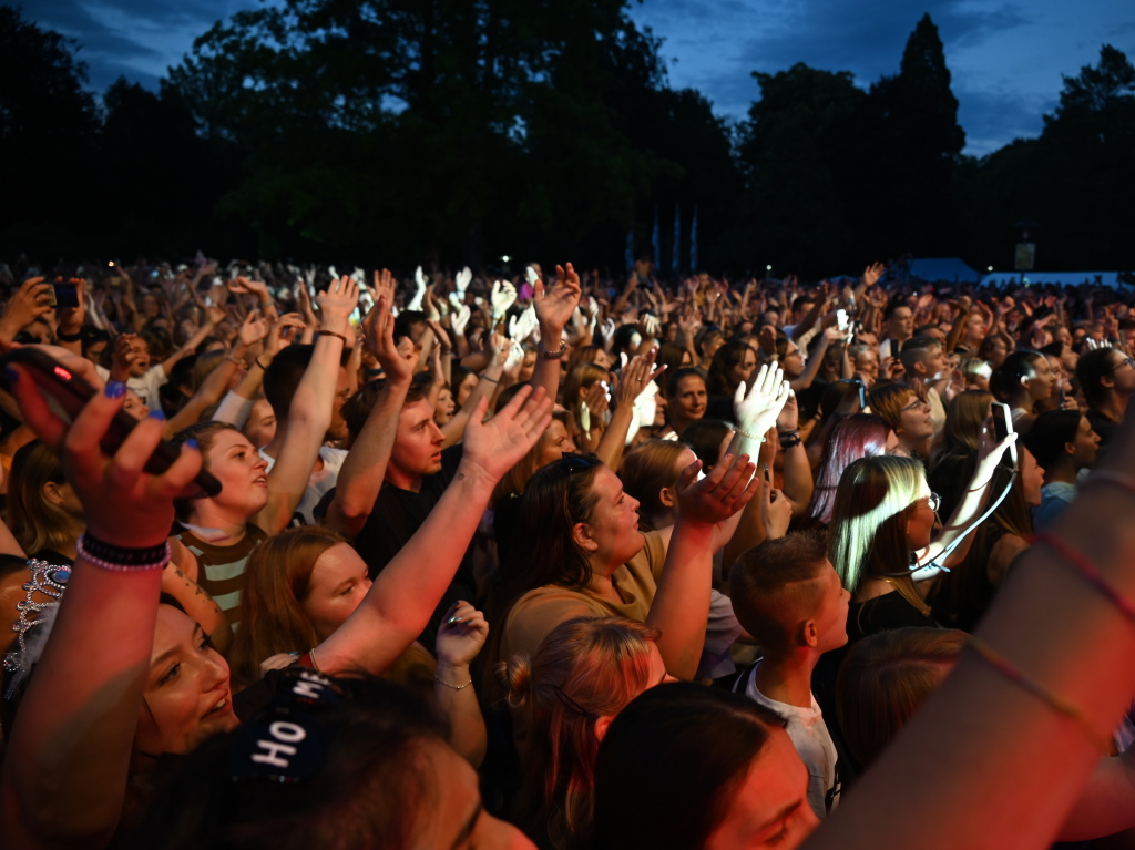 Besser geht's nicht: Nico Santos und seine hervorragende Band rockten bei perfektem Wetter ber 3200 Besucher beim Open Air im Bad Krozinger Kurpark. Der Jubel der berwiegend weiblichen Fans war vllig zurecht berschwnglich.