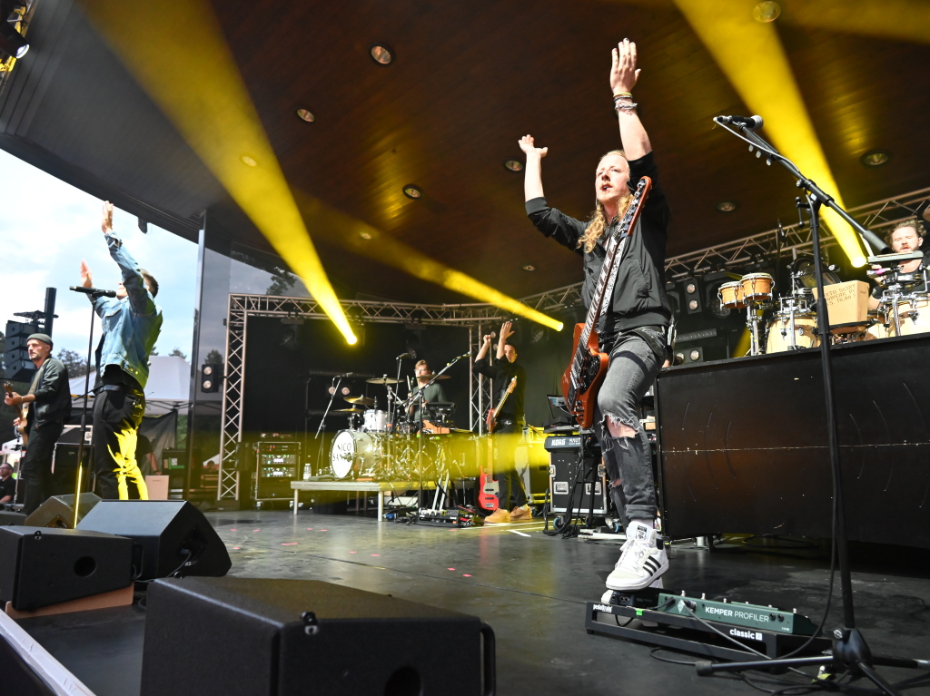 Besser geht's nicht: Nico Santos und seine hervorragende Band rockten bei perfektem Wetter ber 3200 Besucher beim Open Air im Bad Krozinger Kurpark. Der Jubel der berwiegend weiblichen Fans war vllig zurecht berschwnglich.