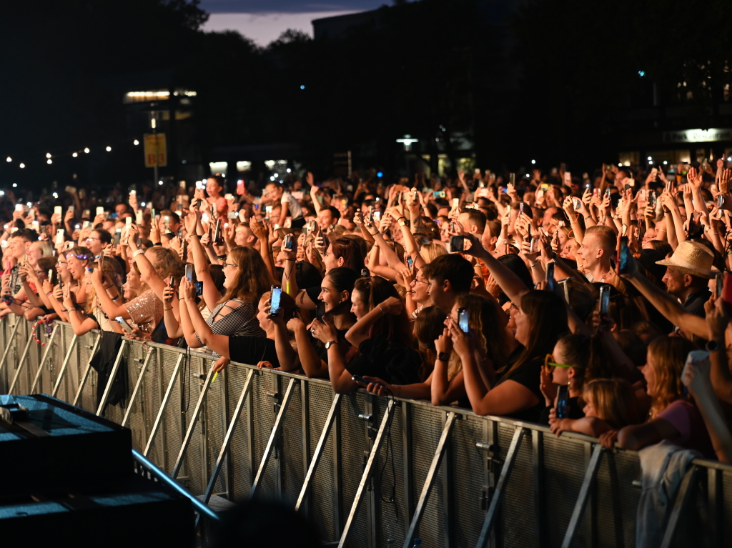 Besser geht's nicht: Nico Santos und seine hervorragende Band rockten bei perfektem Wetter ber 3200 Besucher beim Open Air im Bad Krozinger Kurpark. Der Jubel der berwiegend weiblichen Fans war vllig zurecht berschwnglich.