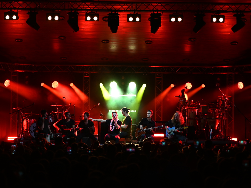 Besser geht's nicht: Nico Santos und seine hervorragende Band rockten bei perfektem Wetter ber 3200 Besucher beim Open Air im Bad Krozinger Kurpark. Der Jubel der berwiegend weiblichen Fans war vllig zurecht berschwnglich.