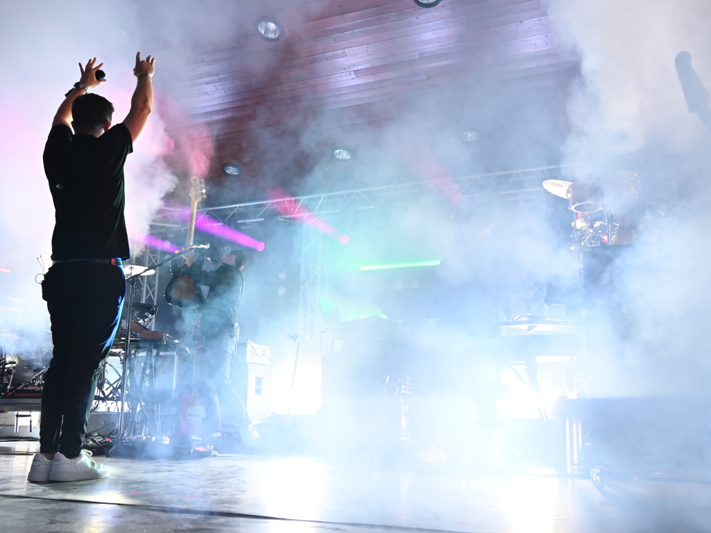 Besser geht's nicht: Nico Santos und seine hervorragende Band rockten bei perfektem Wetter ber 3200 Besucher beim Open Air im Bad Krozinger Kurpark. Der Jubel der berwiegend weiblichen Fans war vllig zurecht berschwnglich.