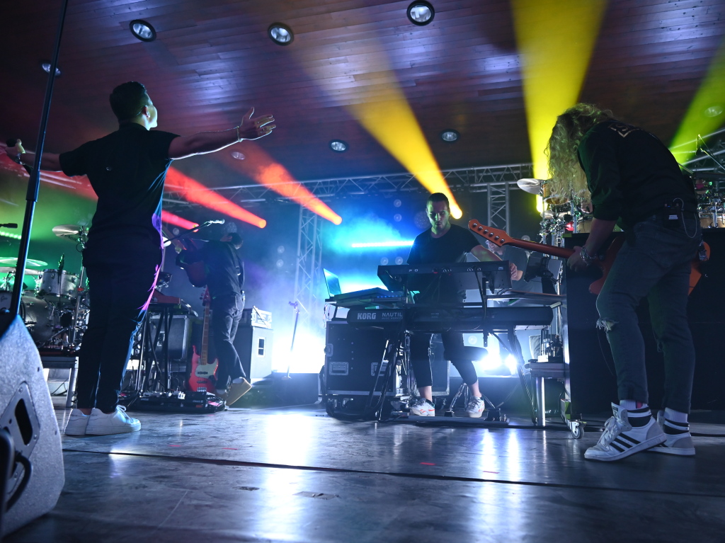 Besser geht's nicht: Nico Santos und seine hervorragende Band rockten bei perfektem Wetter ber 3200 Besucher beim Open Air im Bad Krozinger Kurpark. Der Jubel der berwiegend weiblichen Fans war vllig zurecht berschwnglich.