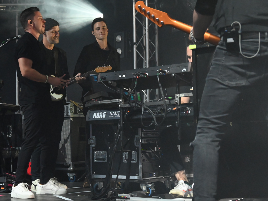 Besser geht's nicht: Nico Santos und seine hervorragende Band rockten bei perfektem Wetter ber 3200 Besucher beim Open Air im Bad Krozinger Kurpark. Der Jubel der berwiegend weiblichen Fans war vllig zurecht berschwnglich.