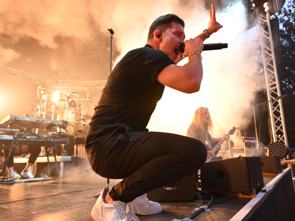 Besser geht's nicht: Nico Santos und seine hervorragende Band rockten bei perfektem Wetter ber 3200 Besucher beim Open Air im Bad Krozinger Kurpark. Der Jubel der berwiegend weiblichen Fans war vllig zurecht berschwnglich.