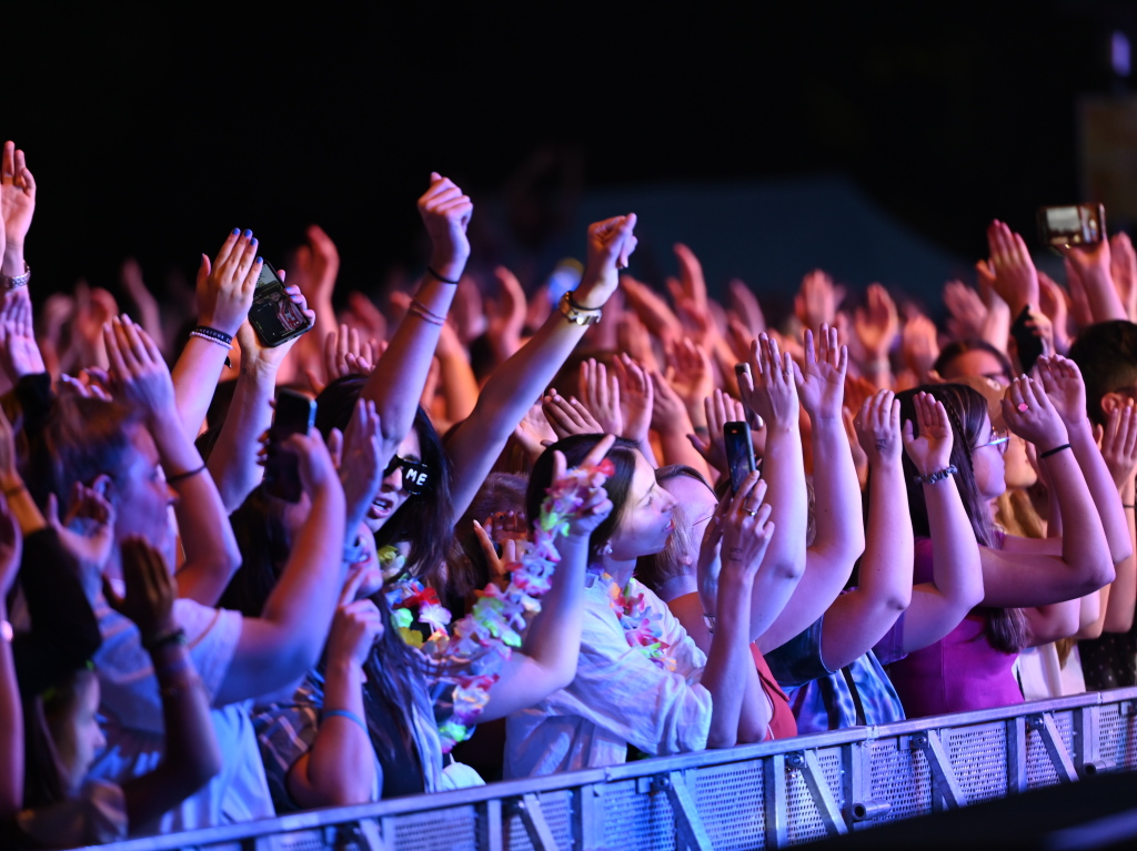 Besser geht's nicht: Nico Santos und seine hervorragende Band rockten bei perfektem Wetter ber 3200 Besucher beim Open Air im Bad Krozinger Kurpark. Der Jubel der berwiegend weiblichen Fans war vllig zurecht berschwnglich.