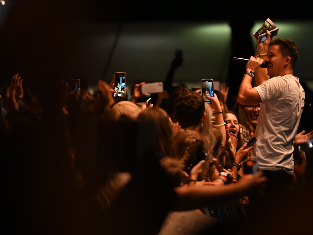 Besser geht's nicht: Nico Santos und seine hervorragende Band rockten bei perfektem Wetter ber 3200 Besucher beim Open Air im Bad Krozinger Kurpark. Der Jubel der berwiegend weiblichen Fans war vllig zurecht berschwnglich.