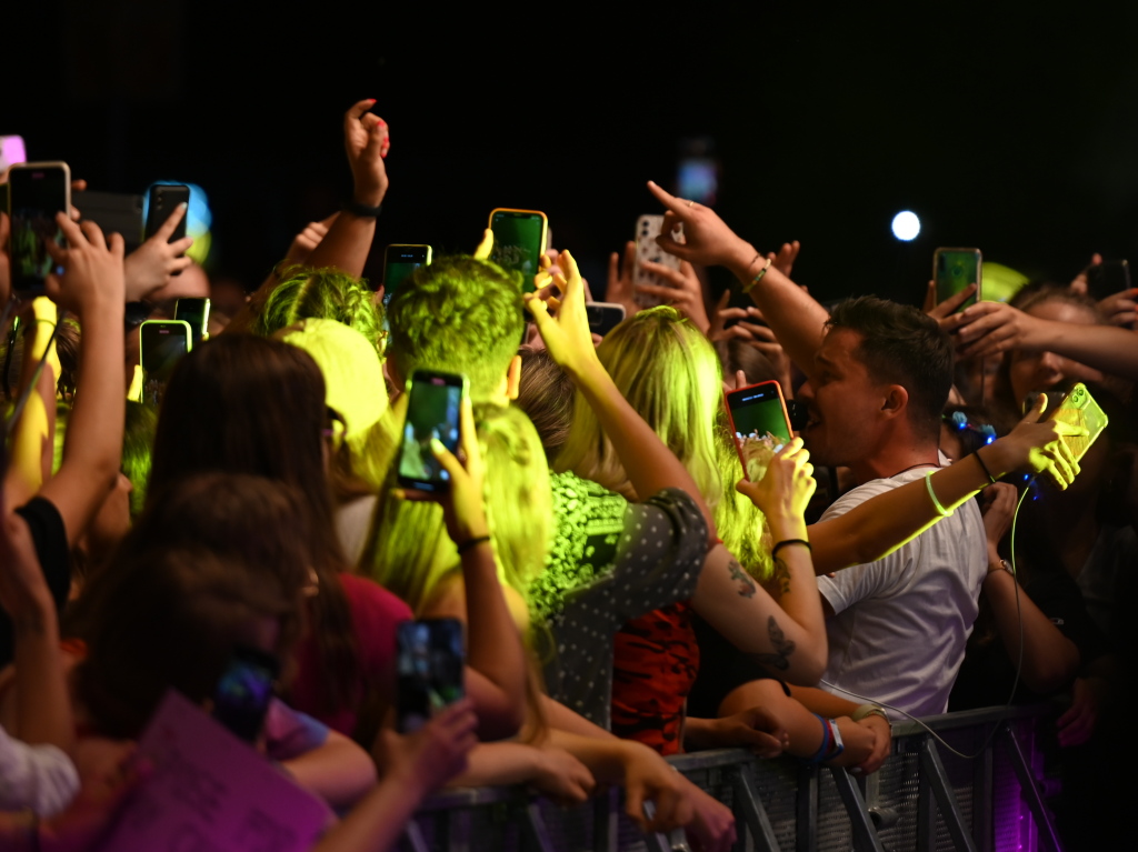 Besser geht's nicht: Nico Santos und seine hervorragende Band rockten bei perfektem Wetter ber 3200 Besucher beim Open Air im Bad Krozinger Kurpark. Der Jubel der berwiegend weiblichen Fans war vllig zurecht berschwnglich.