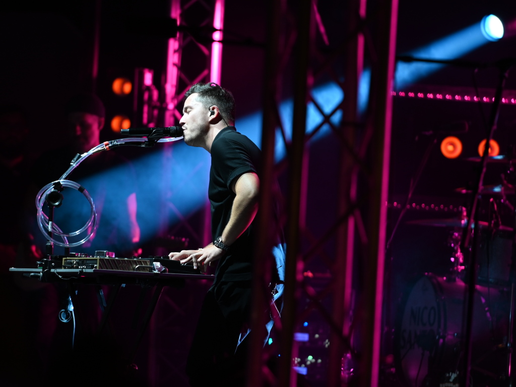 Besser geht's nicht: Nico Santos und seine hervorragende Band rockten bei perfektem Wetter ber 3200 Besucher beim Open Air im Bad Krozinger Kurpark. Der Jubel der berwiegend weiblichen Fans war vllig zurecht berschwnglich.