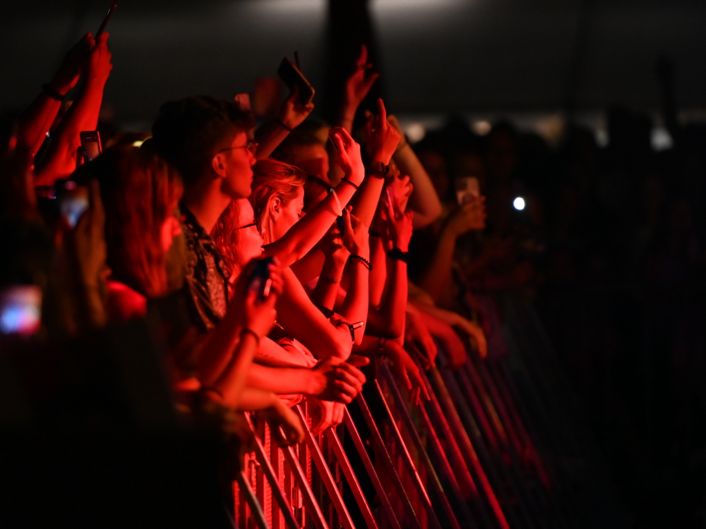 Besser geht's nicht: Nico Santos und seine hervorragende Band rockten bei perfektem Wetter ber 3200 Besucher beim Open Air im Bad Krozinger Kurpark. Der Jubel der berwiegend weiblichen Fans war vllig zurecht berschwnglich.