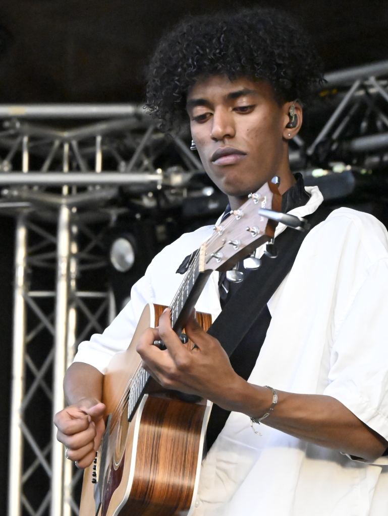 Besser geht's nicht: Nico Santos und seine hervorragende Band rockten bei perfektem Wetter ber 3200 Besucher beim Open Air im Bad Krozinger Kurpark. Der Jubel der berwiegend weiblichen Fans war vllig zurecht berschwnglich.