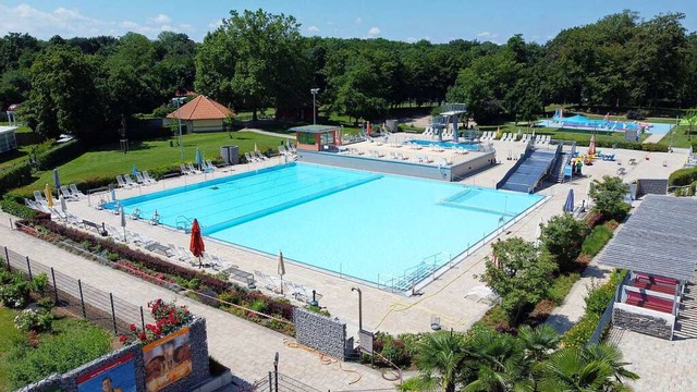 Das Weiler Freibad ist zuletzt in die ...langen am Verkaufskiosk zu lang seien.  | Foto: Oliver Welti