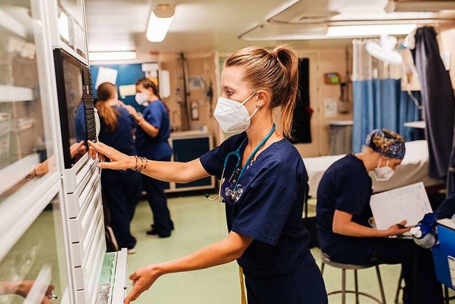 Naemi Kaufmann bei der Arbeit auf dem Hospitalschiff von Mercy Ships  | Foto: Mercy Ships