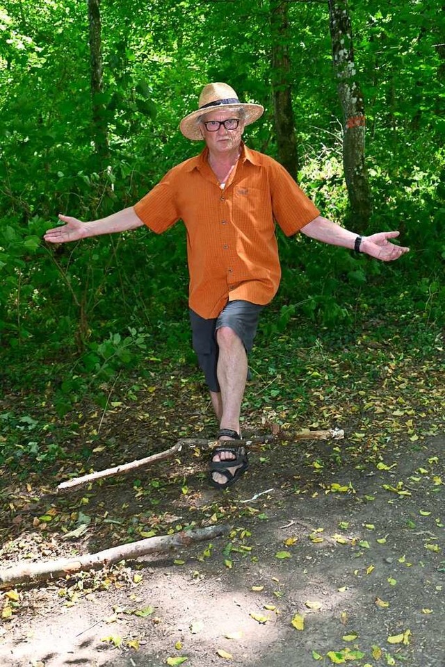Kurt Armbruster bei Balancebungen mit Holzstcken  | Foto: Dieter Erggelet