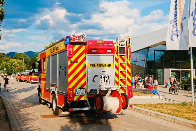 Die Feuerwehr, die mit zwei Lschzgen...n Fehlalarm den Einsatz ausgelst hat.  | Foto: Fabian Lindner